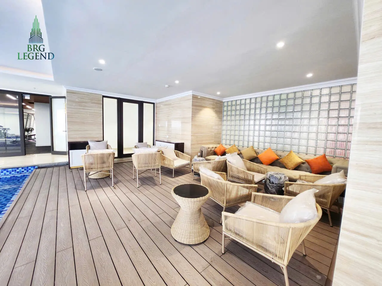 Khu vực Lounge chờ bể bơi tòa Legende Residence